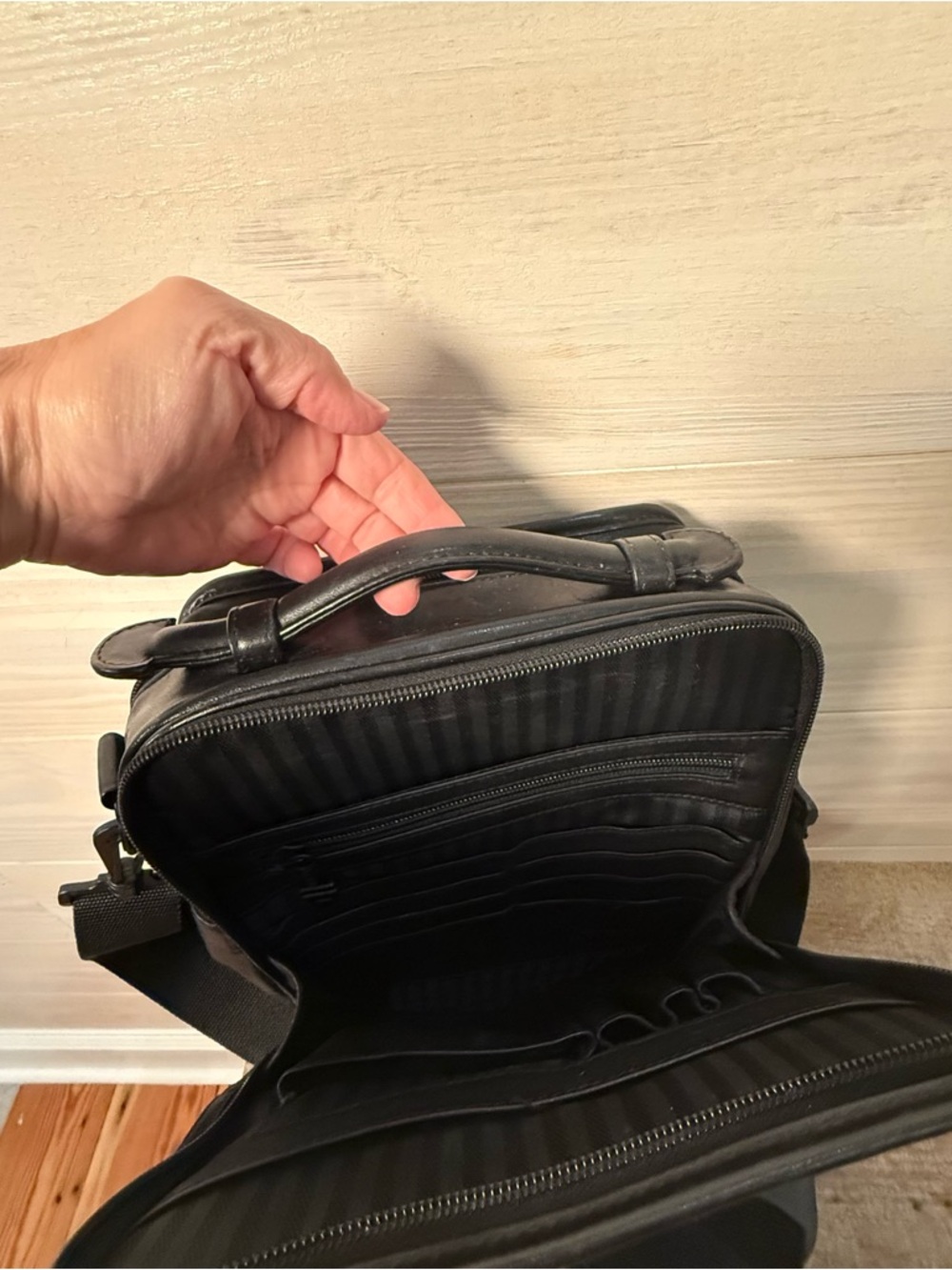 Tumi Crossbody Messenger Black Leather Bag Pockets - Picture 12 of 16